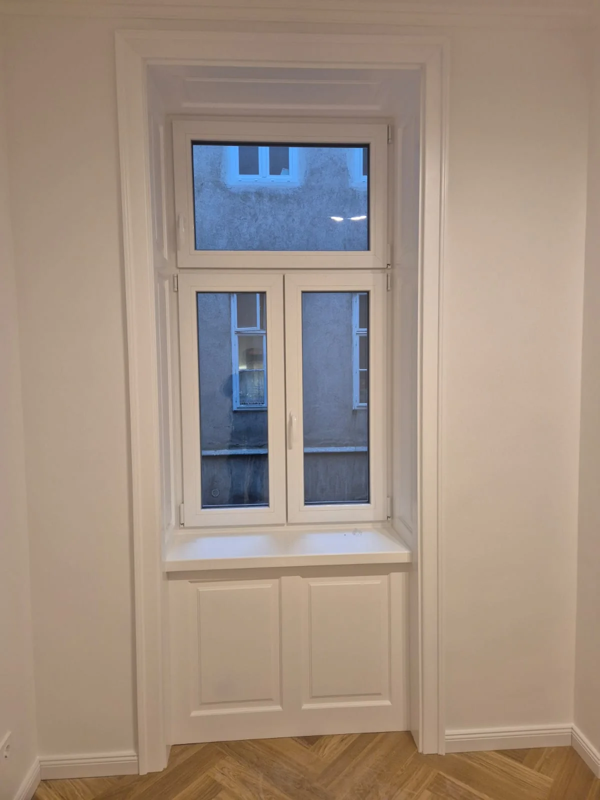 Hochwertig sanierter Wiener Altbau mit neuen weißen Fenstern und Fischgrätparkett