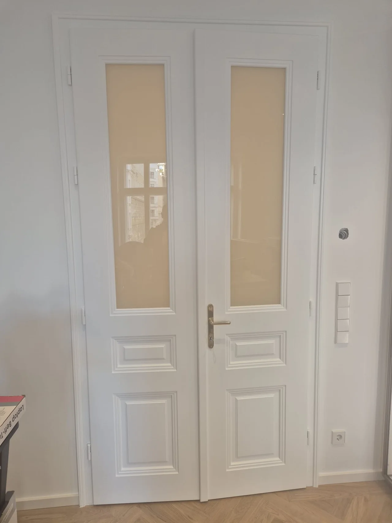 Weiße Altbautür in einem sanierten Wohnraum