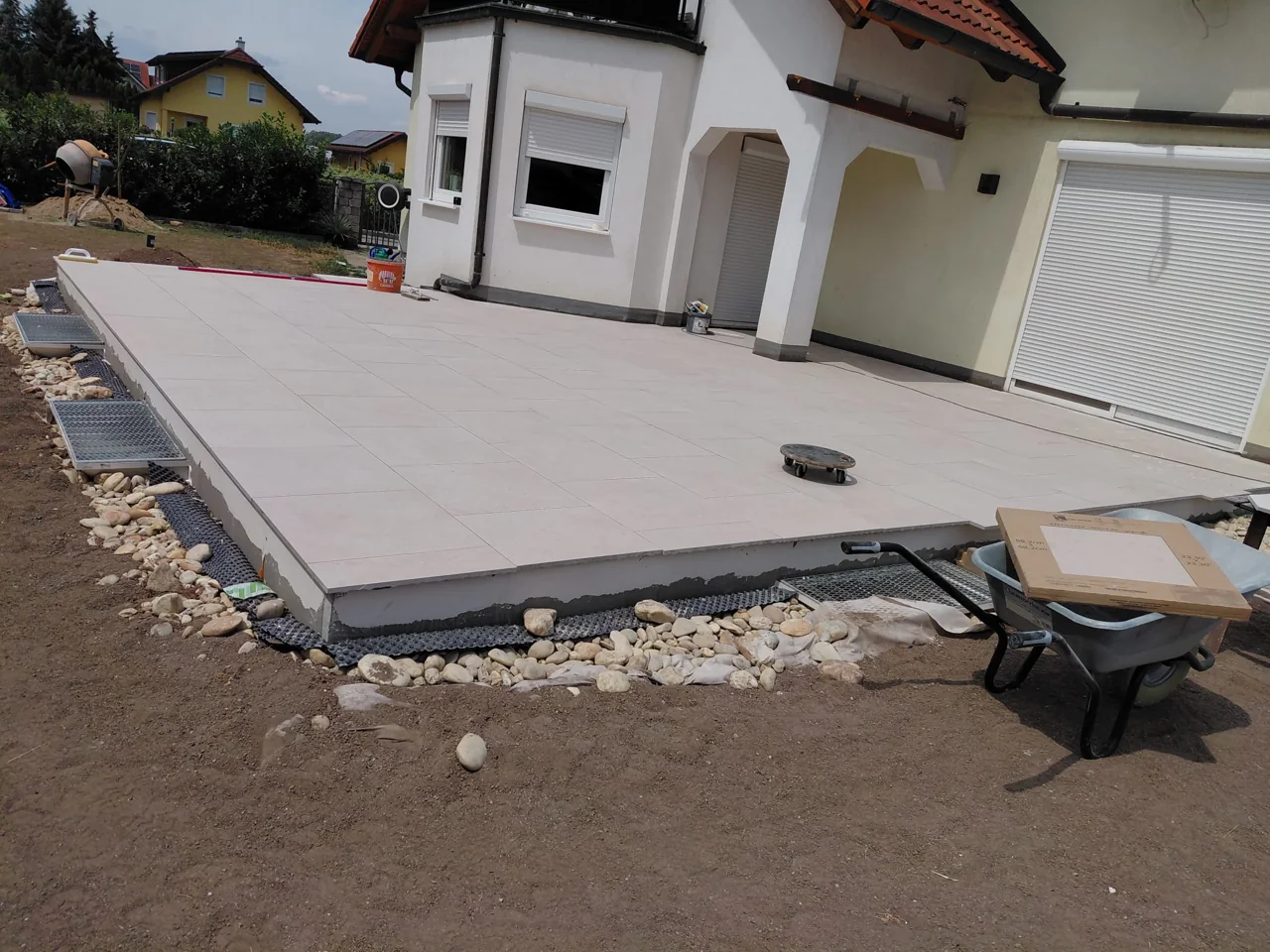 Terrasse mit neu verlegten hellen Platten