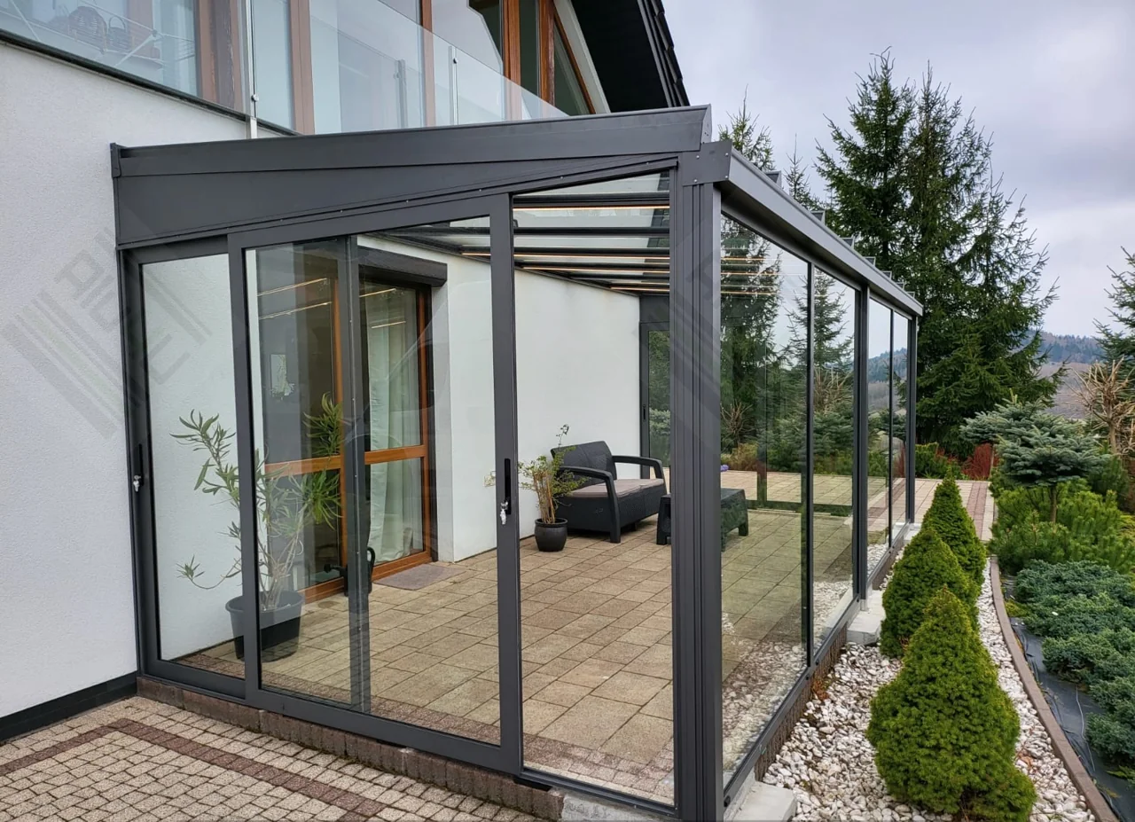 Terrassenüberdachung mit anthrazitfarbenen Profilen und Glasflächen