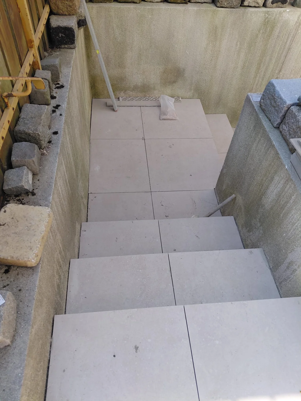Außenstiege nach der Sanierung mit neuem hellem Plattenbelag
