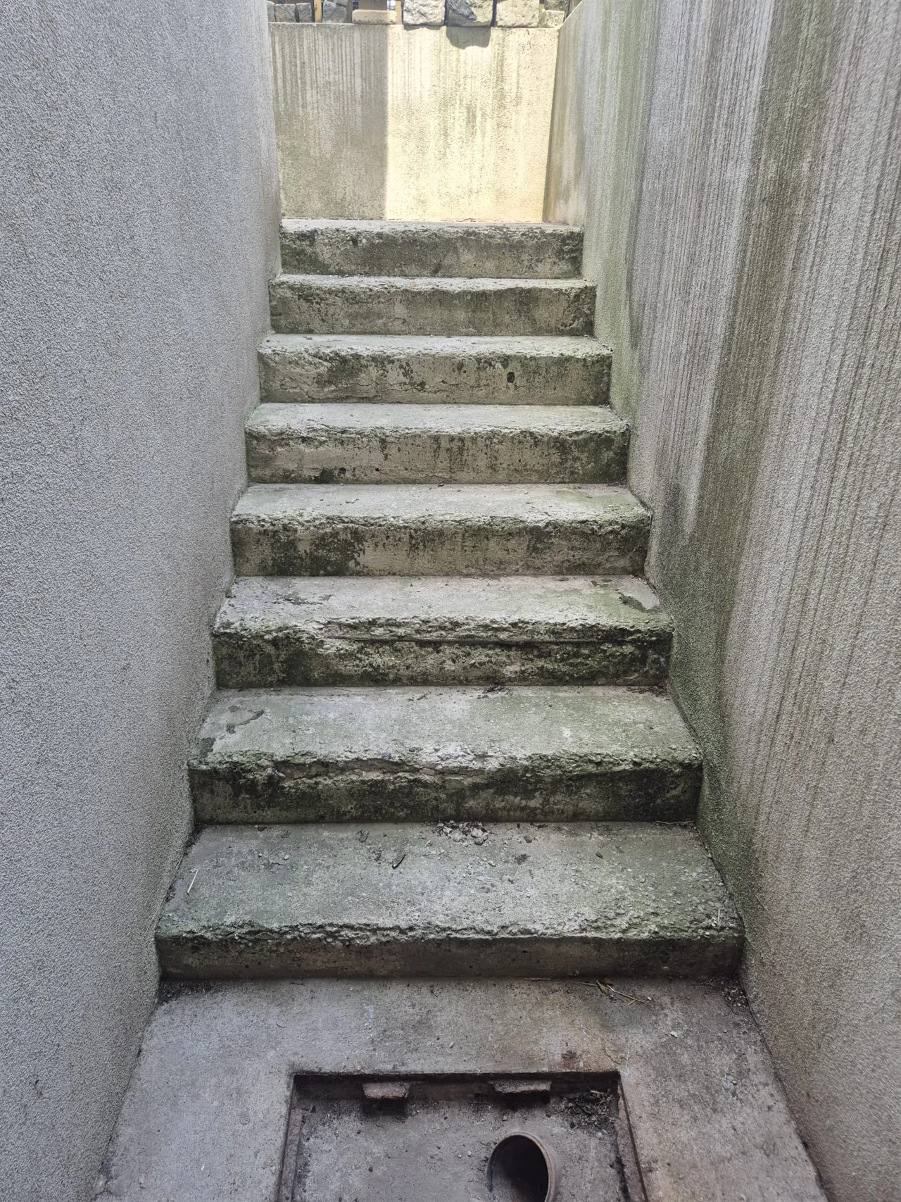 Außenstiege vor der Sanierung mit abgenutzten Betonstufen